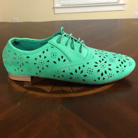 Boys Pointed Toe Leather Look Dress Shoes - Lace-Up, Low Heel, Size 9 Toddler